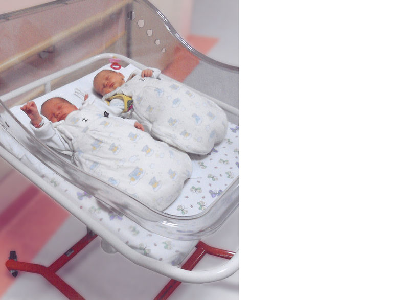 Das Bett für Neugeborene BABYNEL-Bed DUO lift im Einsatz mit Zwillingen im Krankenhaus