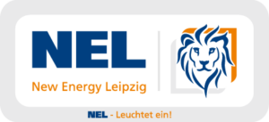 Logo der Firma NEL (New Energy Leipzig), bestehend aus den blauen Großbuchstaben „NEL“ und einem orangefarbenen Löwenkopf-Symbol auf der rechten Seite. Darunter steht der Schriftzug „New Energy Leipzig“ in Orange. Unten ist der Slogan „NEL - Leuchtet ein!“ zu sehen.