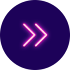 Zwei pinkfarbene, doppelte Pfeile auf einem dunkelvioletten Kreis, die nach rechts zeigen, symbolisieren die moderne Digital Signage-Lösung.