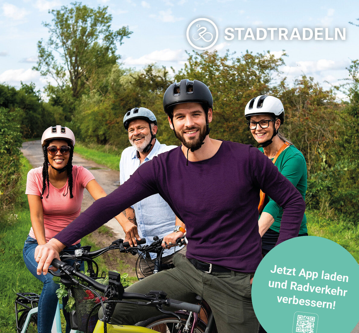 Vier Menschen, zwei Männer und zwei Frauen, stehen auf Fahrrädern auf einem ländlichen Weg. Sie tragen Helme und lächeln in die Kamera. Oben rechts ist das Logo von "Stadtradeln" und ein Text, der zur Installation der App aufruft. Im Hintergrund sind grüne Büsche und Bäume unter einem leicht bewölkten Himmel zu sehen.