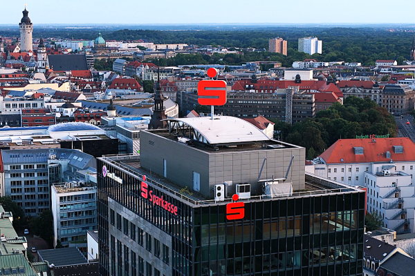 Weithin sichtbar das Drehlogo der Sparkasse Leipzig